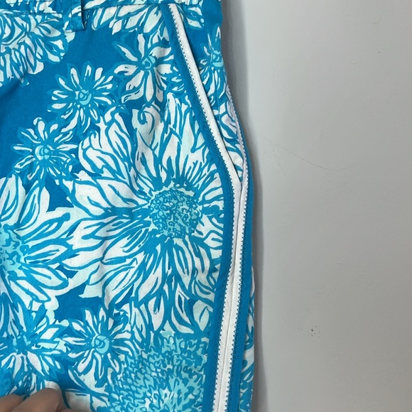 Lilly Pulitzer Women's The Callahan Blue & White Floral Tropical Shorts Size 8 - Picture 3 of 6